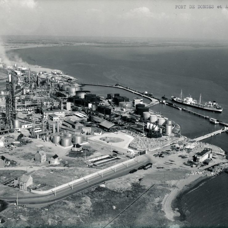 Donges: the ANRAR oil refinery in the 1960s. Credit: Ray-Delvert.
