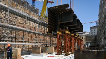 Assemblage des blocs de la future porte amont de la forme Joubert