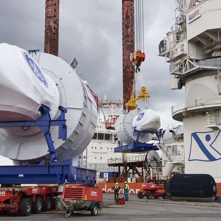 Loading of General Electric nacelles for an offshore wind farm in the USA. Credit: A. Bocquel.