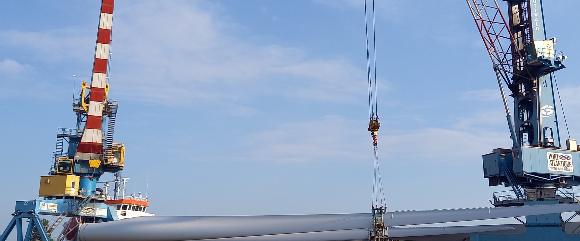 Trois navires en déchargement pour un parc éolien du Maine et Loire