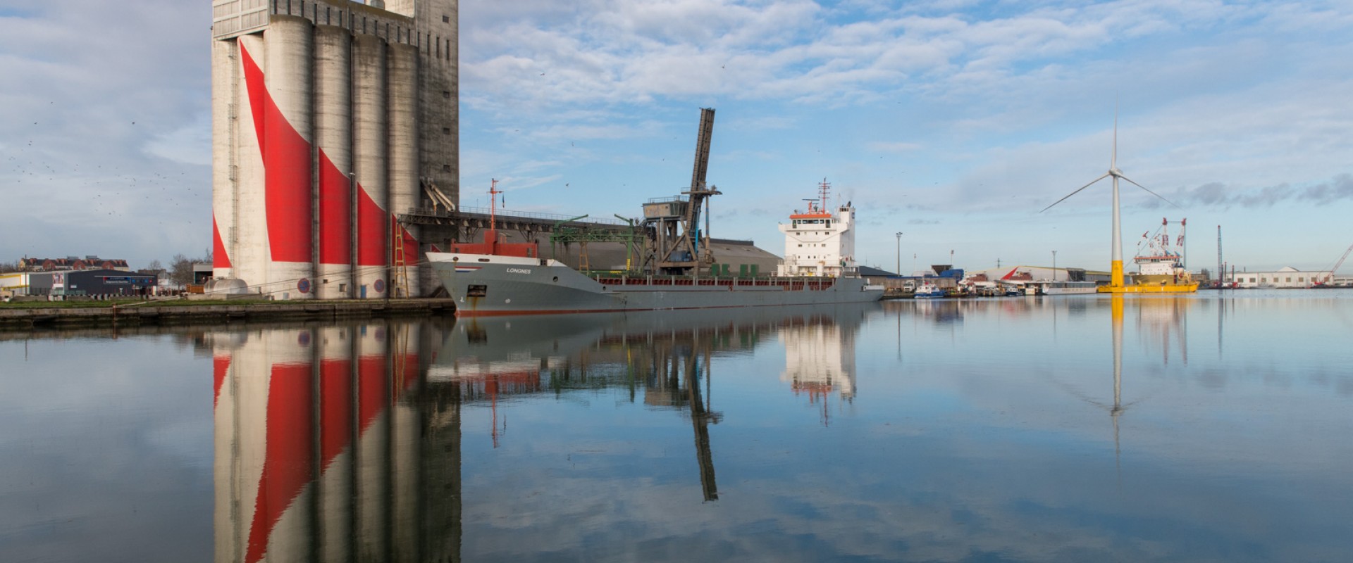 Vessels alongside quay 