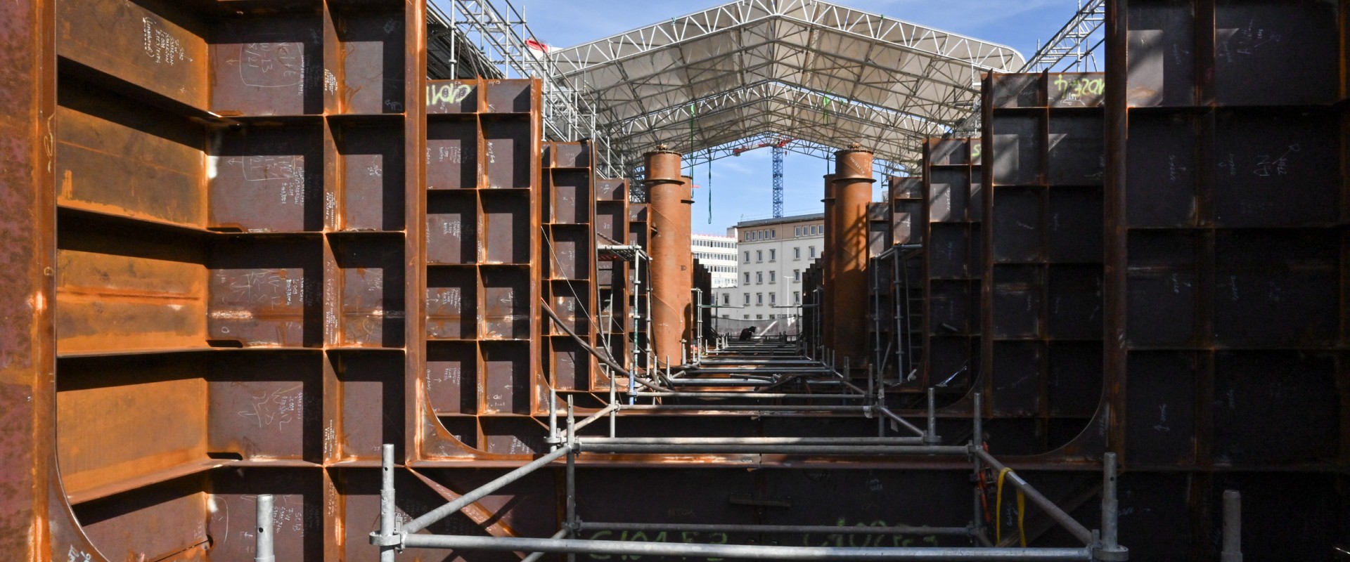 Chantier - L’assemblage de la nouvelle porte se poursuit