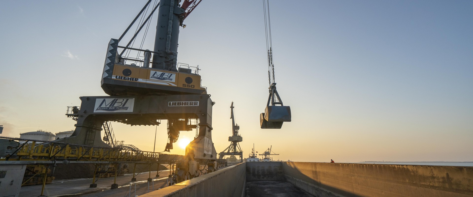 Los escombros de las obras de la circunvalación ferroviaria evacuados por gabarra