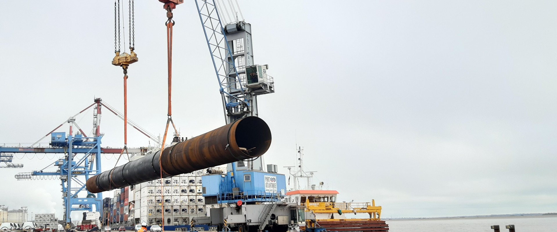 Déchargement des tubes du poste à liquides de Montoir de Bretagne Déchargement des tubes du poste à liquides de Montoir de Bretagne