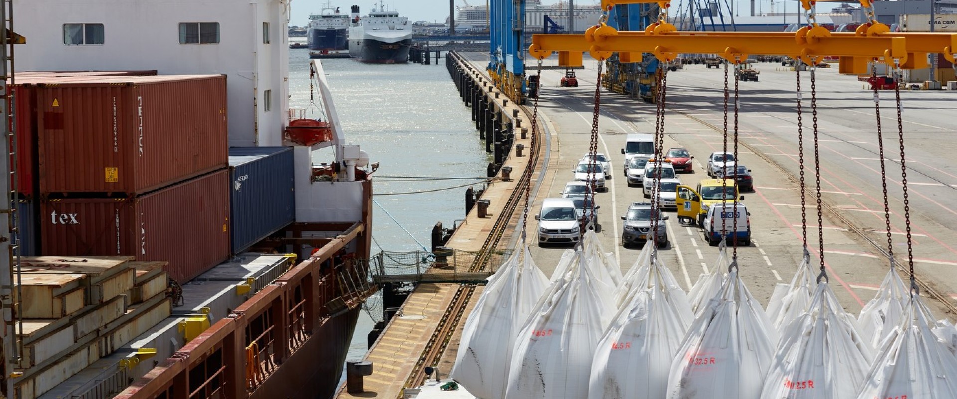 Exportación de material de obras públicas de Montoir para la construcción de un muelle en Saint-Pierre-et-Miquelon