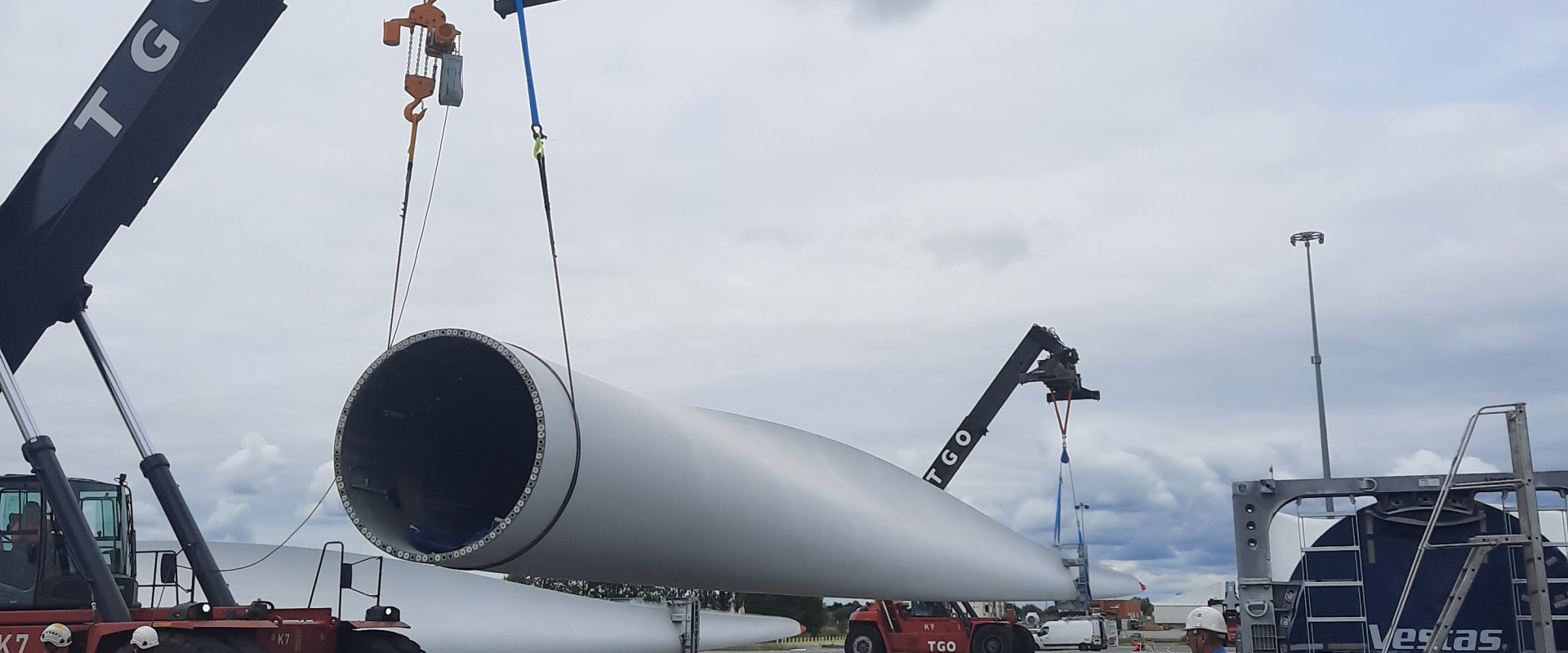 39 palas de aerogeneradores en los muelles de TGO 