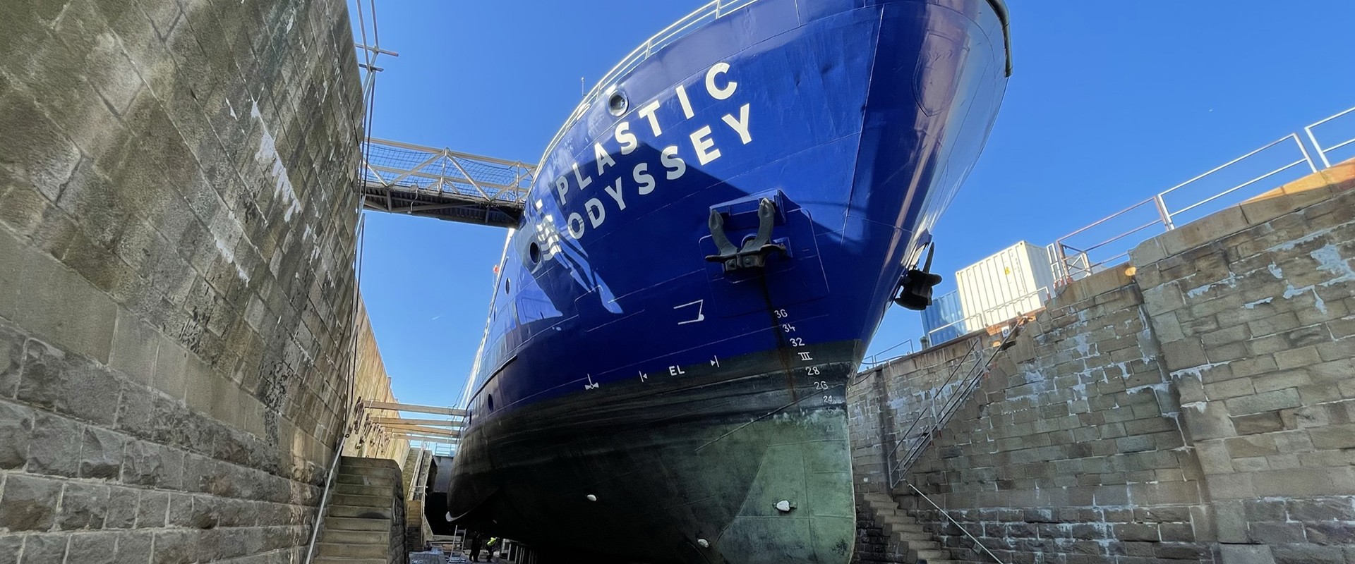 El Plastic Odyssey en dique de reparación naval