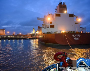 Arrivée d'un Qmax au terminal méthanier de Montoir