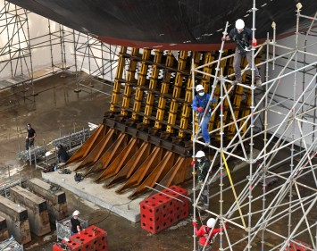 Maintenance turnaround of cruise liner the Commandant Charcot