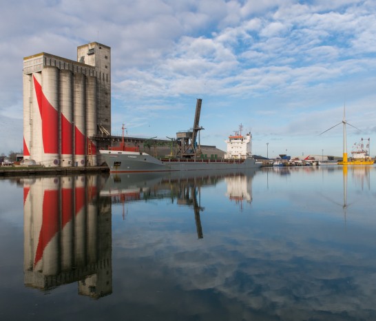 Vessels alongside quay 